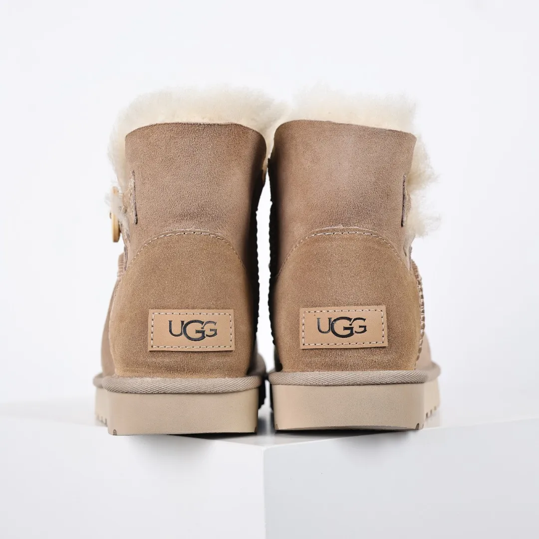 Pick up locally 💰540 The core recommendation is good price UGG basic Bailey twist style Xiaohongshu hot style Henan Longfeng leather production Sheepskin integrated top quality in the market 2-3 cm cashmere insole to keep warm in winter and a very suitable choice for home use UUG has launched a style series in the new year, which is partially geared towards the preferences of young consumers and has also moved to the forefront of fashion trends. Shoe body material Water-repellent coated suede upper 17mm UGGPURE™ implanted wool insole Lightweight non-slip comfortable rubber outsole With brand LOGO Trademark Comes with full packaging Size: 35 36 37 38 39 40
